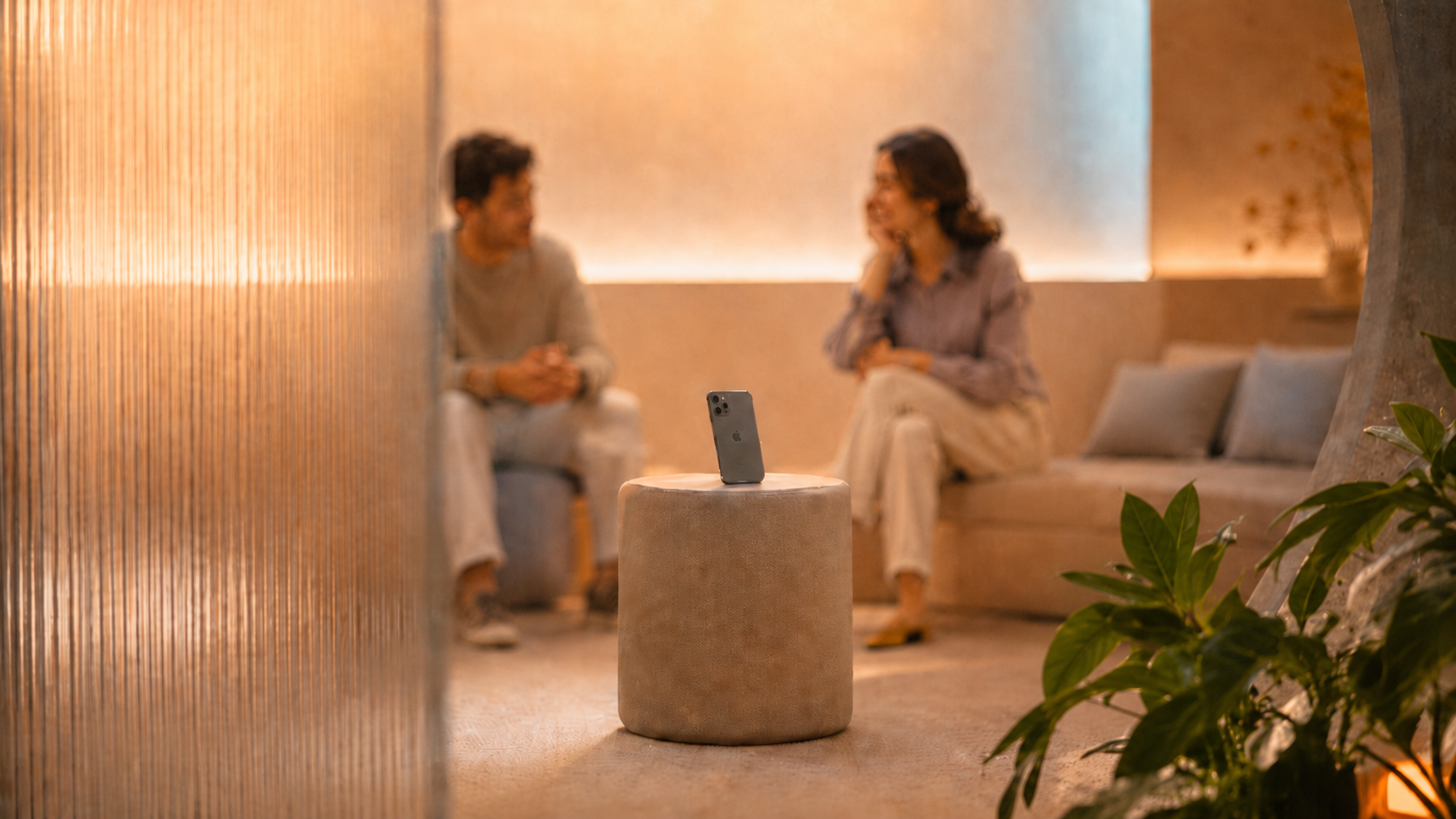Paar im Gespr&auml;ch, Telefon auf dem Hocker